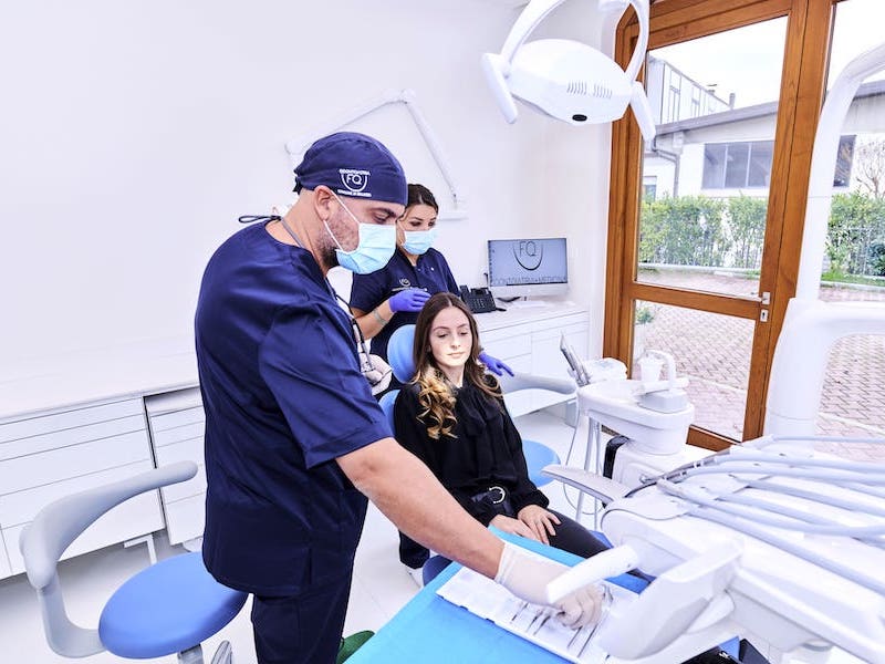 dentista in sala operatoria con paziente città di castello